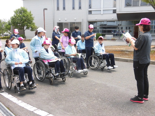 介護福祉学科１年生が　車いす介助の授業