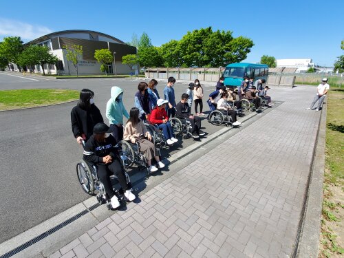 1年生、車いすの介助を学ぶ。