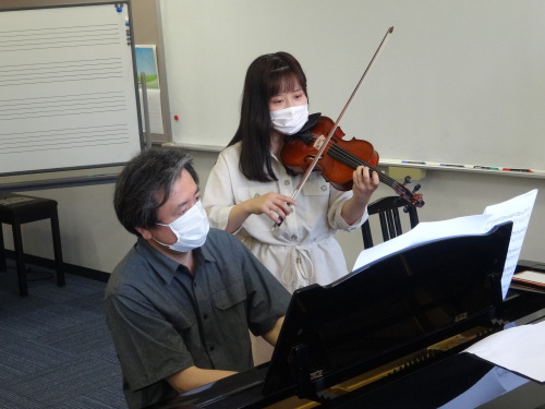 お昼休みの生演奏！バイオリン、癒しの響き～