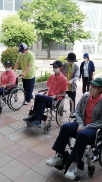 ☆介護福祉学科の車いす演習を見学しました☆