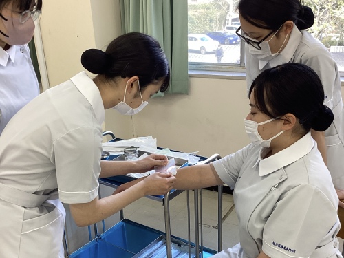 看護学科2年生　創傷処置演習