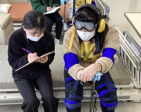 看護学科2年生　高齢者疑似体験