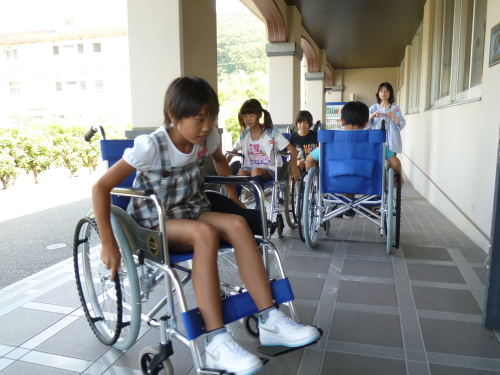 小学生が 『介護体験』　をしました !(^^)!