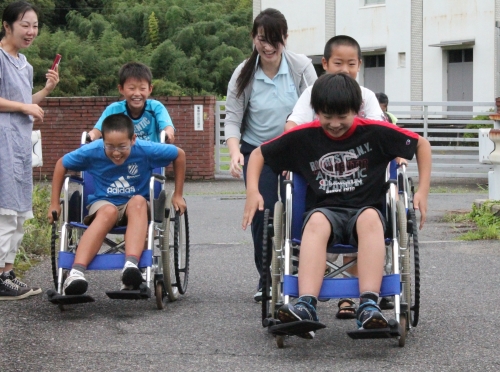 　　 小学生が 『介護体験』 をしました　!(^^)!　 