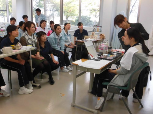 介護福祉学科２年生　化粧療法の授業