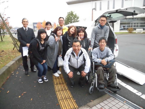 介護福祉学科１年生　車いす外出支援体験